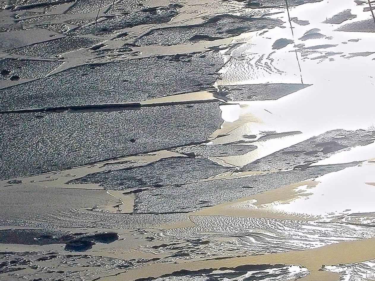 Un arroyo congelado en un cañón rocoso